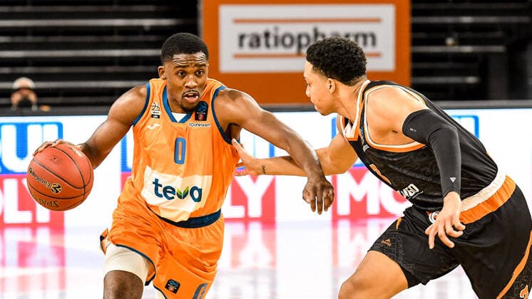 GER, EuroCup, ratiopharm Ulm vs Promitheas Patras 17.11.2021, ratiopharm arena, Neu-Ulm, GER, EuroCup, ratiopharm Ulm vs Promitheas Patras, im Bild Semaj Christon (Ulm, 0), Abdul Gaddy (Patras, 3)