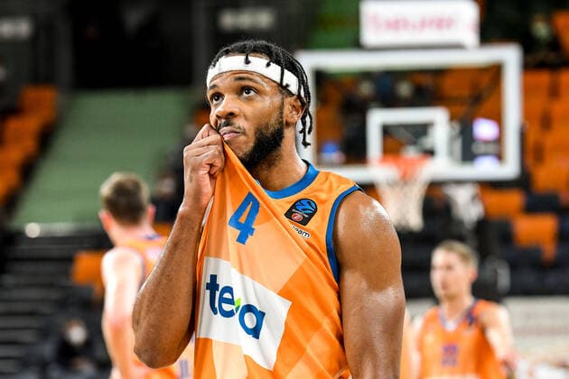 GER, EuroCup, ratiopharm Ulm vs Promitheas Patras 17.11.2021, ratiopharm arena, Neu-Ulm, GER, EuroCup, ratiopharm Ulm vs Promitheas Patras, im Bild Jaron Blossomgame (Ulm, 4), Mund abputzen