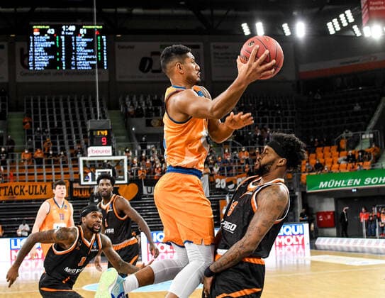 GER, EuroCup, ratiopharm Ulm vs Promitheas Patras 17.11.2021, ratiopharm arena, Neu-Ulm, GER, EuroCup, ratiopharm Ulm vs Promitheas Patras, im Bild Karim Jallow (Ulm, 35), Isaiah Miles (Patras, 15)