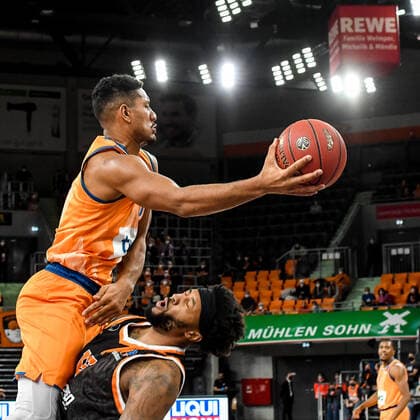 GER, EuroCup, ratiopharm Ulm vs Promitheas Patras 17.11.2021, ratiopharm arena, Neu-Ulm, GER, EuroCup, ratiopharm Ulm vs Promitheas Patras, im Bild Karim Jallow (Ulm, 35), Isaiah Miles (Patras, 15)