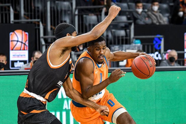 GER, EuroCup, ratiopharm Ulm vs Promitheas Patras 17.11.2021, ratiopharm arena, Neu-Ulm, GER, EuroCup, ratiopharm Ulm vs Promitheas Patras, im Bild Loic Schwartz (Patras, 1), Semaj Christon (Ulm, 0)