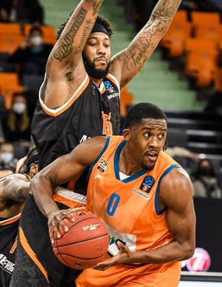 GER, EuroCup, ratiopharm Ulm vs Promitheas Patras 17.11.2021, ratiopharm arena, Neu-Ulm, GER, EuroCup, ratiopharm Ulm vs Promitheas Patras, im Bild Isaiah Miles (Patras, 15), Semaj Christon (Ulm, 0)