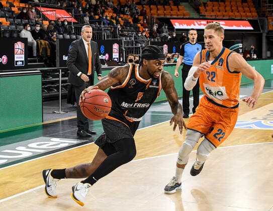 GER, EuroCup, ratiopharm Ulm vs Promitheas Patras 17.11.2021, ratiopharm arena, Neu-Ulm, GER, EuroCup, ratiopharm Ulm vs Promitheas Patras, im Bild Kendrick Ray (Patras, 0), Thomas Klepeisz (Ulm, 22)