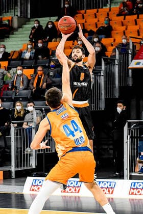 GER, EuroCup, ratiopharm Ulm vs Promitheas Patras 17.11.2021, ratiopharm arena, Neu-Ulm, GER, EuroCup, ratiopharm Ulm vs Promitheas Patras, im Bild Fedor Zugic (Ulm, 44), Nikolaos Gkikas (Patras, 8)