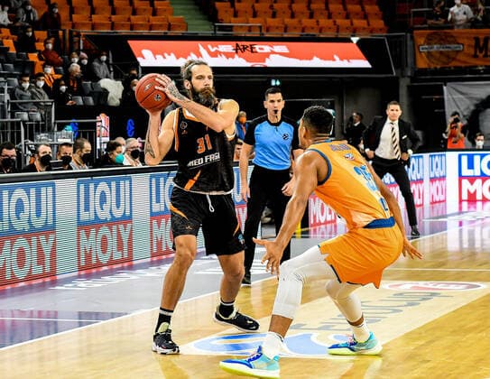 GER, EuroCup, ratiopharm Ulm vs Promitheas Patras 17.11.2021, ratiopharm arena, Neu-Ulm, GER, EuroCup, ratiopharm Ulm vs Promitheas Patras, im Bild Charis Giannopoulos (Patras, 31), Karim Jallow (Ulm, 35)