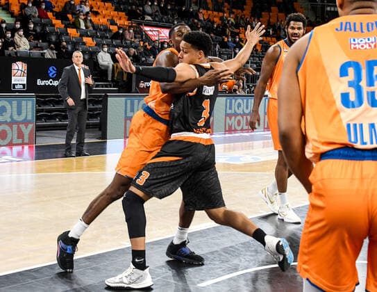 GER, EuroCup, ratiopharm Ulm vs Promitheas Patras 17.11.2021, ratiopharm arena, Neu-Ulm, GER, EuroCup, ratiopharm Ulm vs Promitheas Patras, im Bild Semaj Christon (Ulm, 0), Abdul Gaddy (Patras, 3)