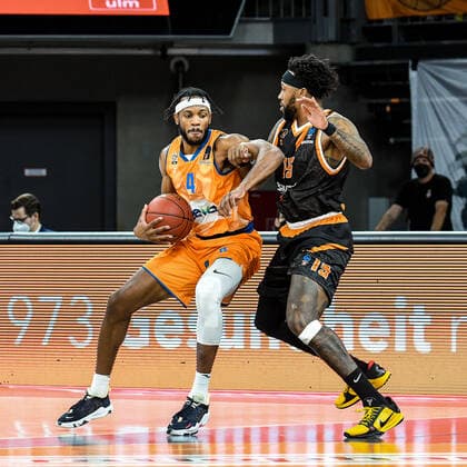 GER, EuroCup, ratiopharm Ulm vs Promitheas Patras 17.11.2021, ratiopharm arena, Neu-Ulm, GER, EuroCup, ratiopharm Ulm vs Promitheas Patras, im Bild Jaron Blossomgame (Ulm, 4), Isaiah Miles (Patras, 15)
