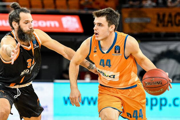 Sport Bilder des Tages GER, EuroCup, ratiopharm Ulm vs Promitheas Patras 17.11.2021, ratiopharm arena, Neu-Ulm, GER, EuroCup, ratiopharm Ulm vs Promitheas Patras, im Bild Charis Giannopoulos (Patras, 31), Fedor Zugic (Ulm, 44)