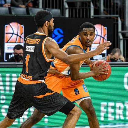 GER, EuroCup, ratiopharm Ulm vs Promitheas Patras 17.11.2021, ratiopharm arena, Neu-Ulm, GER, EuroCup, ratiopharm Ulm vs Promitheas Patras, im Bild Loic Schwartz (Patras, 1), Semaj Christon (Ulm, 0)