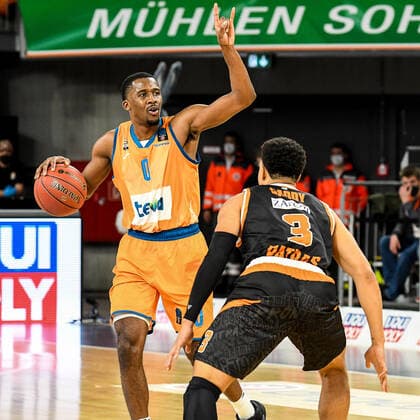 GER, EuroCup, ratiopharm Ulm vs Promitheas Patras 17.11.2021, ratiopharm arena, Neu-Ulm, GER, EuroCup, ratiopharm Ulm vs Promitheas Patras, im Bild Semaj Christon (Ulm, 0), Abdul Gaddy (Patras, 3)