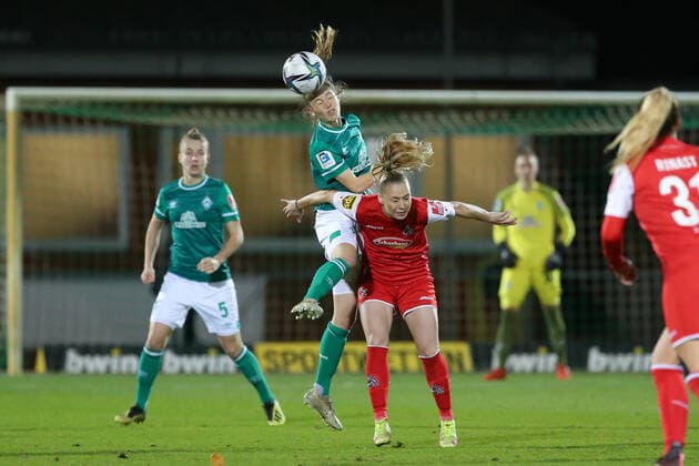 v.li.: Ina Timmermann (SV Werder Bremen, 21) und Weronika Zawistowska (1. FC Köln, 24) im Kopfballduell, Kopfball, Zweikampf, Action, Aktion, Spielszene, DIE DFB-RICHTLINIEN UNTERSAGEN JEGLICHE NUTZUNG VON FOTOS ALS SEQUENZBILDER UND ODER VIDEOÄHNLICHE FOTOSTRECKEN. DFB REGULATIONS PROHIBIT ANY USE OF PHOTOGRAPHS AS IMAGE SEQUENCES AND OR QUASI-VIDEO., 19.11.2021, Bremen (Deutschland), Fussball, Flyeralarm Frauen-Bundesliga, SV Werder Bremen - 1. FC Köln