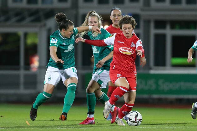 v.li.: Jasmin Sehan (SV Werder Bremen, 15) und Anja Pfluger (1. FC Köln, 20) im Zweikampf, Duell, Dynamik, Aktion, Action, Spielszene, DIE DFB-RICHTLINIEN UNTERSAGEN JEGLICHE NUTZUNG VON FOTOS ALS SEQUENZBILDER UND ODER VIDEOÄHNLICHE FOTOSTRECKEN. DFB REGULATIONS PROHIBIT ANY USE OF PHOTOGRAPHS AS IMAGE SEQUENCES AND OR QUASI-VIDEO., 19.11.2021, Bremen (Deutschland), Fussball, Flyeralarm Frauen-Bundesliga, SV Werder Bremen - 1. FC Köln