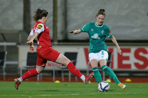 v.li.: Adriana Achcinska (1. FC Köln, 9) und Reena Wichmann (SV Werder Bremen, 6) im Zweikampf, Duell, Dynamik, Aktion, Action, Spielszene, DIE DFB-RICHTLINIEN UNTERSAGEN JEGLICHE NUTZUNG VON FOTOS ALS SEQUENZBILDER UND ODER VIDEOÄHNLICHE FOTOSTRECKEN. DFB REGULATIONS PROHIBIT ANY USE OF PHOTOGRAPHS AS IMAGE SEQUENCES AND OR QUASI-VIDEO., 19.11.2021, Bremen (Deutschland), Fussball, Flyeralarm Frauen-Bundesliga, SV Werder Bremen - 1. FC Köln