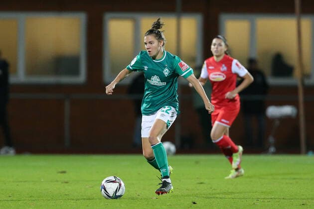 v.li.: Rieke Dieckmann (SV Werder Bremen, 22) am Ball, Einzelbild, Ganzkörper, Aktion, Action, Spielszene, DIE DFB-RICHTLINIEN UNTERSAGEN JEGLICHE NUTZUNG VON FOTOS ALS SEQUENZBILDER UND ODER VIDEOÄHNLICHE FOTOSTRECKEN. DFB REGULATIONS PROHIBIT ANY USE OF PHOTOGRAPHS AS IMAGE SEQUENCES AND OR QUASI-VIDEO., 19.11.2021, Bremen (Deutschland), Fussball, Flyeralarm Frauen-Bundesliga, SV Werder Bremen - 1. FC Köln