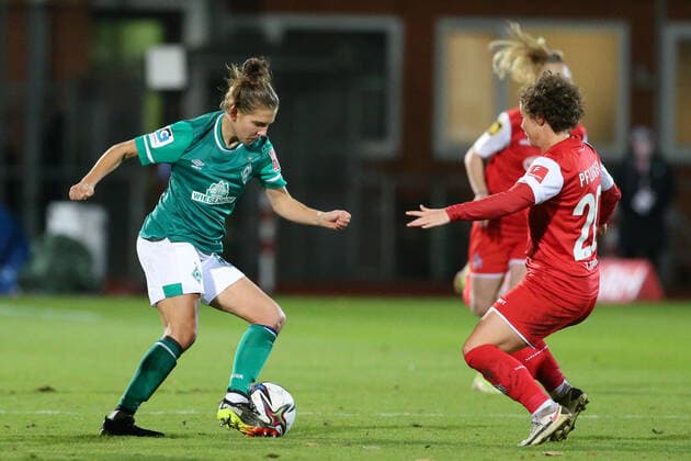 v.li.: Rieke Dieckmann (SV Werder Bremen, 22) und Anja Pfluger (1. FC Köln, 20) im Zweikampf, Duell, Dynamik, Aktion, Action, Spielszene, DIE DFB-RICHTLINIEN UNTERSAGEN JEGLICHE NUTZUNG VON FOTOS ALS SEQUENZBILDER UND ODER VIDEOÄHNLICHE FOTOSTRECKEN. DFB REGULATIONS PROHIBIT ANY USE OF PHOTOGRAPHS AS IMAGE SEQUENCES AND OR QUASI-VIDEO., 19.11.2021, Bremen (Deutschland), Fussball, Flyeralarm Frauen-Bundesliga, SV Werder Bremen - 1. FC Köln