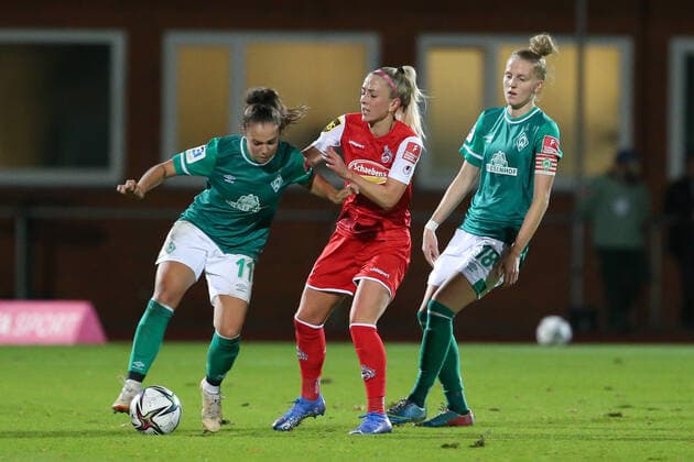 v.li.: Maja Sternad (SV Werder Bremen, 11), Mandy Islacker (1. FC Köln, 8) und Lina Hausicke (SV Werder Bremen, 18) im Zweikampf, Duell, Dynamik, Aktion, Action, Spielszene, DIE DFB-RICHTLINIEN UNTERSAGEN JEGLICHE NUTZUNG VON FOTOS ALS SEQUENZBILDER UND ODER VIDEOÄHNLICHE FOTOSTRECKEN. DFB REGULATIONS PROHIBIT ANY USE OF PHOTOGRAPHS AS IMAGE SEQUENCES AND OR QUASI-VIDEO., 19.11.2021, Bremen (Deutschland), Fussball, Flyeralarm Frauen-Bundesliga, SV Werder Bremen - 1. FC Köln
