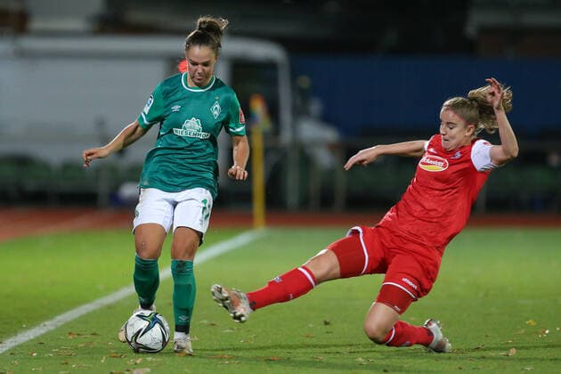 v.li.: Maja Sternad (SV Werder Bremen, 11) und Myrthe Moorrees (1. FC Köln, 6) im Zweikampf, Duell, Dynamik, Aktion, Action, Spielszene, DIE DFB-RICHTLINIEN UNTERSAGEN JEGLICHE NUTZUNG VON FOTOS ALS SEQUENZBILDER UND ODER VIDEOÄHNLICHE FOTOSTRECKEN. DFB REGULATIONS PROHIBIT ANY USE OF PHOTOGRAPHS AS IMAGE SEQUENCES AND OR QUASI-VIDEO., 19.11.2021, Bremen (Deutschland), Fussball, Flyeralarm Frauen-Bundesliga, SV Werder Bremen - 1. FC Köln