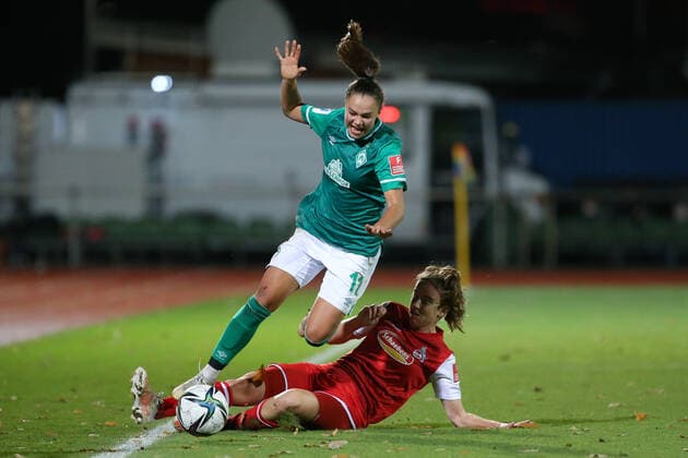 v.li.: Maja Sternad (SV Werder Bremen, 11) und Myrthe Moorrees (1. FC Köln, 6) im Zweikampf, Duell, Dynamik, Aktion, Action, Spielszene, DIE DFB-RICHTLINIEN UNTERSAGEN JEGLICHE NUTZUNG VON FOTOS ALS SEQUENZBILDER UND ODER VIDEOÄHNLICHE FOTOSTRECKEN. DFB REGULATIONS PROHIBIT ANY USE OF PHOTOGRAPHS AS IMAGE SEQUENCES AND OR QUASI-VIDEO., 19.11.2021, Bremen (Deutschland), Fussball, Flyeralarm Frauen-Bundesliga, SV Werder Bremen - 1. FC Köln