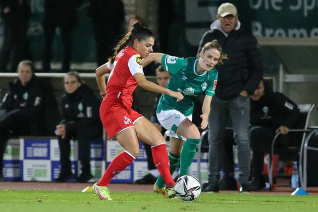 v.li.: Manjou Wilde (1. FC Köln, 7) und Reena Wichmann (SV Werder Bremen, 6) im Zweikampf, Duell, Dynamik, Aktion, Action, Spielszene, DIE DFB-RICHTLINIEN UNTERSAGEN JEGLICHE NUTZUNG VON FOTOS ALS SEQUENZBILDER UND ODER VIDEOÄHNLICHE FOTOSTRECKEN. DFB REGULATIONS PROHIBIT ANY USE OF PHOTOGRAPHS AS IMAGE SEQUENCES AND OR QUASI-VIDEO., 19.11.2021, Bremen (Deutschland), Fussball, Flyeralarm Frauen-Bundesliga, SV Werder Bremen - 1. FC Köln