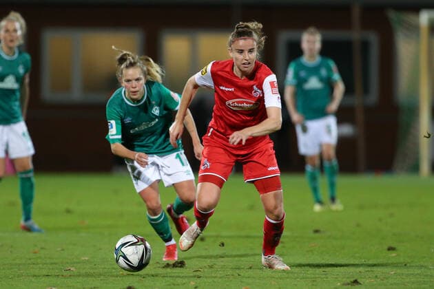 v.li.: Myrthe Moorrees (1. FC Köln, 6) am Ball, Einzelbild, Ganzkörper, Aktion, Action, Spielszene, DIE DFB-RICHTLINIEN UNTERSAGEN JEGLICHE NUTZUNG VON FOTOS ALS SEQUENZBILDER UND ODER VIDEOÄHNLICHE FOTOSTRECKEN. DFB REGULATIONS PROHIBIT ANY USE OF PHOTOGRAPHS AS IMAGE SEQUENCES AND OR QUASI-VIDEO., 19.11.2021, Bremen (Deutschland), Fussball, Flyeralarm Frauen-Bundesliga, SV Werder Bremen - 1. FC Köln