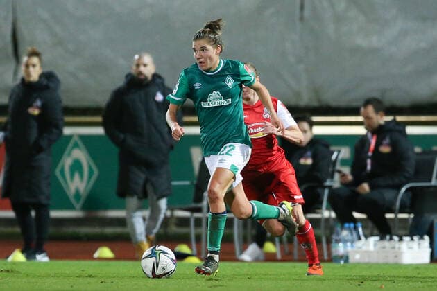 v.li.: Rieke Dieckmann (SV Werder Bremen, 22) am Ball, Einzelbild, Ganzkörper, Aktion, Action, Spielszene, DIE DFB-RICHTLINIEN UNTERSAGEN JEGLICHE NUTZUNG VON FOTOS ALS SEQUENZBILDER UND ODER VIDEOÄHNLICHE FOTOSTRECKEN. DFB REGULATIONS PROHIBIT ANY USE OF PHOTOGRAPHS AS IMAGE SEQUENCES AND OR QUASI-VIDEO., 19.11.2021, Bremen (Deutschland), Fussball, Flyeralarm Frauen-Bundesliga, SV Werder Bremen - 1. FC Köln