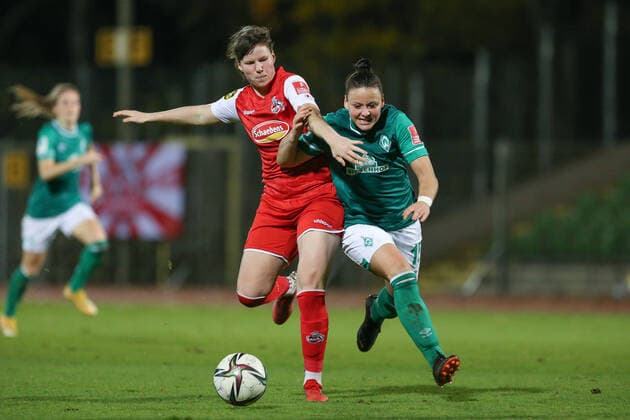 v.li.: Adriana Achcinska (1. FC Köln, 9) und Jasmin Sehan (SV Werder Bremen, 15) im Zweikampf, Duell, Dynamik, Aktion, Action, Spielszene, DIE DFB-RICHTLINIEN UNTERSAGEN JEGLICHE NUTZUNG VON FOTOS ALS SEQUENZBILDER UND ODER VIDEOÄHNLICHE FOTOSTRECKEN. DFB REGULATIONS PROHIBIT ANY USE OF PHOTOGRAPHS AS IMAGE SEQUENCES AND OR QUASI-VIDEO., 19.11.2021, Bremen (Deutschland), Fussball, Flyeralarm Frauen-Bundesliga, SV Werder Bremen - 1. FC Köln