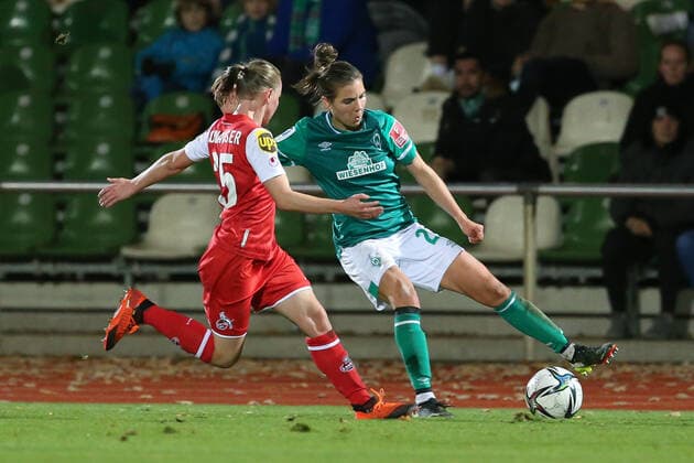 v.li.: Laura Donhauser (1. FC Köln, 25) und Rieke Dieckmann (SV Werder Bremen, 22) im Zweikampf, Duell, Dynamik, Aktion, Action, Spielszene, DIE DFB-RICHTLINIEN UNTERSAGEN JEGLICHE NUTZUNG VON FOTOS ALS SEQUENZBILDER UND ODER VIDEOÄHNLICHE FOTOSTRECKEN. DFB REGULATIONS PROHIBIT ANY USE OF PHOTOGRAPHS AS IMAGE SEQUENCES AND OR QUASI-VIDEO., 19.11.2021, Bremen (Deutschland), Fussball, Flyeralarm Frauen-Bundesliga, SV Werder Bremen - 1. FC Köln