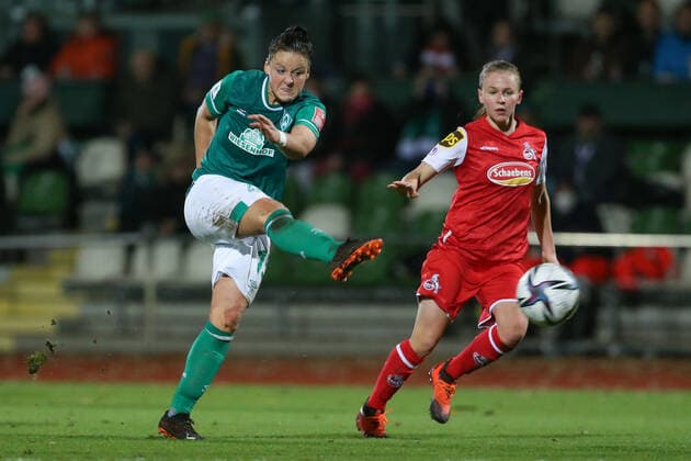 v.li.: Jasmin Sehan (SV Werder Bremen, 15) beim Torschuss, schießt auf das Tor, am Ball, Aktion, Action, Spielszene, Laura Donhauser (1. FC Köln, 25), DIE DFB-RICHTLINIEN UNTERSAGEN JEGLICHE NUTZUNG VON FOTOS ALS SEQUENZBILDER UND ODER VIDEOÄHNLICHE FOTOSTRECKEN. DFB REGULATIONS PROHIBIT ANY USE OF PHOTOGRAPHS AS IMAGE SEQUENCES AND OR QUASI-VIDEO., 19.11.2021, Bremen (Deutschland), Fussball, Flyeralarm Frauen-Bundesliga, SV Werder Bremen - 1. FC Köln