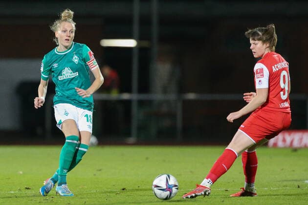 v.li.: Lina Hausicke (SV Werder Bremen, 18) und Adriana Achcinska (1. FC Köln, 9) im Zweikampf, Duell, Dynamik, Aktion, Action, Spielszene, DIE DFB-RICHTLINIEN UNTERSAGEN JEGLICHE NUTZUNG VON FOTOS ALS SEQUENZBILDER UND ODER VIDEOÄHNLICHE FOTOSTRECKEN. DFB REGULATIONS PROHIBIT ANY USE OF PHOTOGRAPHS AS IMAGE SEQUENCES AND OR QUASI-VIDEO., 19.11.2021, Bremen (Deutschland), Fussball, Flyeralarm Frauen-Bundesliga, SV Werder Bremen - 1. FC Köln