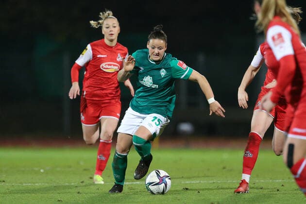 v.li.: Jasmin Sehan (SV Werder Bremen, 15) am Ball, Einzelbild, Ganzkörper, Aktion, Action, Spielszene, DIE DFB-RICHTLINIEN UNTERSAGEN JEGLICHE NUTZUNG VON FOTOS ALS SEQUENZBILDER UND ODER VIDEOÄHNLICHE FOTOSTRECKEN. DFB REGULATIONS PROHIBIT ANY USE OF PHOTOGRAPHS AS IMAGE SEQUENCES AND OR QUASI-VIDEO., 19.11.2021, Bremen (Deutschland), Fussball, Flyeralarm Frauen-Bundesliga, SV Werder Bremen - 1. FC Köln