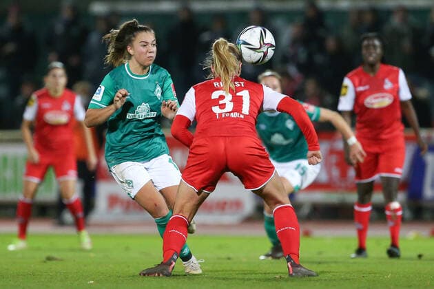 v.li.: Maja Sternad (SV Werder Bremen, 11) und Rachel Rinast (1. FC Köln, 31) im Zweikampf, Duell, Dynamik, Aktion, Action, Spielszene, DIE DFB-RICHTLINIEN UNTERSAGEN JEGLICHE NUTZUNG VON FOTOS ALS SEQUENZBILDER UND ODER VIDEOÄHNLICHE FOTOSTRECKEN. DFB REGULATIONS PROHIBIT ANY USE OF PHOTOGRAPHS AS IMAGE SEQUENCES AND OR QUASI-VIDEO., 19.11.2021, Bremen (Deutschland), Fussball, Flyeralarm Frauen-Bundesliga, SV Werder Bremen - 1. FC Köln
