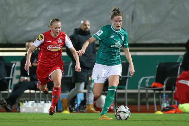 v.li.: Laura Donhauser (1. FC Köln, 25) und Reena Wichmann (SV Werder Bremen, 6) im Laufduell, Zweikampf, Duell, Dynamik, Aktion, Action, Spielszene, DIE DFB-RICHTLINIEN UNTERSAGEN JEGLICHE NUTZUNG VON FOTOS ALS SEQUENZBILDER UND ODER VIDEOÄHNLICHE FOTOSTRECKEN. DFB REGULATIONS PROHIBIT ANY USE OF PHOTOGRAPHS AS IMAGE SEQUENCES AND OR QUASI-VIDEO., 19.11.2021, Bremen (Deutschland), Fussball, Flyeralarm Frauen-Bundesliga, SV Werder Bremen - 1. FC Köln
