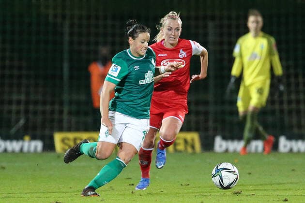 v.li.: Jasmin Sehan (SV Werder Bremen, 15) und Mandy Islacker (1. FC Köln, 8) im Laufduell, Zweikampf, Duell, Dynamik, Aktion, Action, Spielszene, DIE DFB-RICHTLINIEN UNTERSAGEN JEGLICHE NUTZUNG VON FOTOS ALS SEQUENZBILDER UND ODER VIDEOÄHNLICHE FOTOSTRECKEN. DFB REGULATIONS PROHIBIT ANY USE OF PHOTOGRAPHS AS IMAGE SEQUENCES AND OR QUASI-VIDEO., 19.11.2021, Bremen (Deutschland), Fussball, Flyeralarm Frauen-Bundesliga, SV Werder Bremen - 1. FC Köln