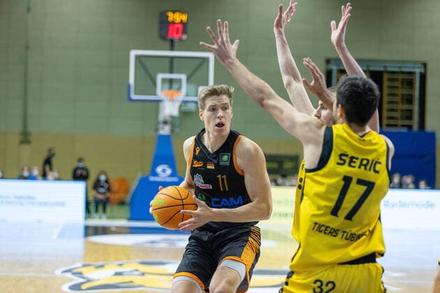 Robin Lodders (Rasta Vechta, 11) Mateo Seric (Tigers Tuebingen, 17) Tigers Tuebingen vs. Rasta Vechta, 2. Basketball Bundesliga, Pro A, Barmer 2 Basketball, 11. Spieltag , Spielzeit 2021 2022, 20.11.2021 Tigers Tuebingen vs Rasta Vechta, 2. Basketball Bundesliga, Pro A, Barmer 2 Basketball, 11. Spieltag, Spielzeit 2021 2022, 20.11.2021 Rottenburg am Neckar Copyright: xNinaxSanderx xEibnerxPressefotox EP_NSR