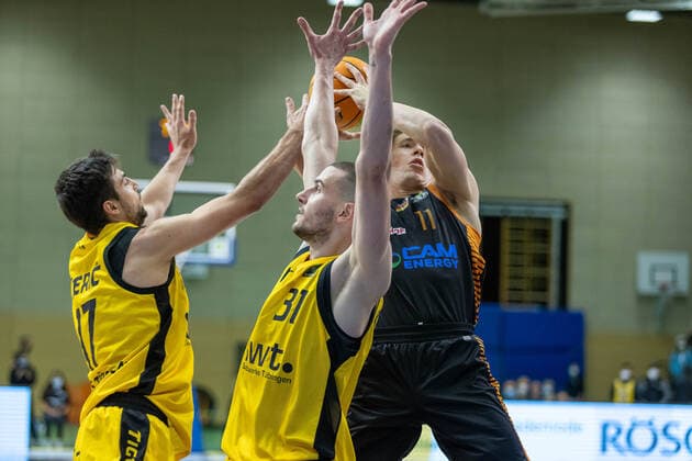 Mateo Seric (Tigers Tuebingen, 17) Daniel Keppeler (Tigers Tuebingen, 31) Robin Lodders (Rasta Vechta, 11) Tigers Tuebingen vs. Rasta Vechta, 2. Basketball Bundesliga, Pro A, Barmer 2 Basketball, 11. Spieltag , Spielzeit 2021 2022, 20.11.2021 Tigers Tuebingen vs Rasta Vechta, 2. Basketball Bundesliga, Pro A, Barmer 2 Basketball, 11. Spieltag, Spielzeit 2021 2022, 20.11.2021 Rottenburg am Neckar Copyright: xNinaxSanderx xEibnerxPressefotox EP_NSR