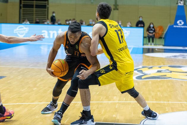 Tyrone Nash (Rasta Vechta, 77) Mateo Seric (Tigers Tuebingen, 17) Tigers Tuebingen vs. Rasta Vechta, 2. Basketball Bundesliga, Pro A, Barmer 2 Basketball, 11. Spieltag , Spielzeit 2021 2022, 20.11.2021 Tigers Tuebingen vs Rasta Vechta, 2. Basketball Bundesliga, Pro A, Barmer 2 Basketball, 11. Spieltag, Spielzeit 2021 2022, 20.11.2021 Rottenburg am Neckar Copyright: xNinaxSanderx xEibnerxPressefotox EP_NSR
