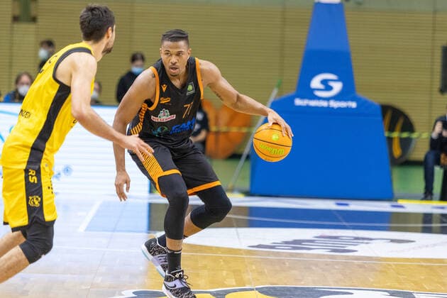 Mateo Seric (Tigers Tuebingen, 17) Tyrone Nash (Rasta Vechta, 77) Tigers Tuebingen vs. Rasta Vechta, 2. Basketball Bundesliga, Pro A, Barmer 2 Basketball, 11. Spieltag , Spielzeit 2021 2022, 20.11.2021 Tigers Tuebingen vs Rasta Vechta, 2. Basketball Bundesliga, Pro A, Barmer 2 Basketball, 11. Spieltag, Spielzeit 2021 2022, 20.11.2021 Rottenburg am Neckar Copyright: xNinaxSanderx xEibnerxPressefotox EP_NSR