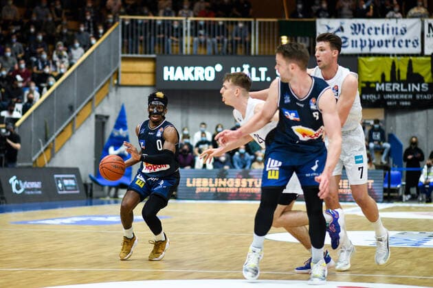 T.J. Shorts (Merlins Crailsheim) im Zweikampf mit Justus Hollatz (Hamburg Towers), Lukas Meisner (Hamburg Towers), davor Fabian Bleck (Merlins Crailsheim), GER, HAKRO Merlins Crailsheim vs. Hamburg Towers, 20.11.2021, 8. Spieltag easycredit Basketball Bundesliga, Spielzeit 2021 2022. GER, HAKRO Merlins Crailsheim vs. Hamburg Towers, 20.11.2021, 8. Spieltag easycredit Basketball Bundesliga, Spielzeit 2021 2022. Crailsheim Copyright: xEibner MichaelxMemmlerx EP_MMR