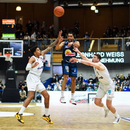 Elias Lasisi (Merlins Crailsheim) im Zweikampf mit Caleb Homesley (Hamburg Towers), Lukas Meisner (Hamburg Towers), GER, HAKRO Merlins Crailsheim vs. Hamburg Towers, 20.11.2021, 8. Spieltag easycredit Basketball Bundesliga, Spielzeit 2021 2022. GER, HAKRO Merlins Crailsheim vs. Hamburg Towers, 20.11.2021, 8. Spieltag easycredit Basketball Bundesliga, Spielzeit 2021 2022. Crailsheim Copyright: xEibner MichaelxMemmlerx EP_MMR
