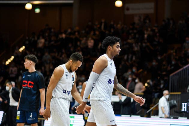 Caleb Homesley (Hamburg Towers), T.J. Shorts (Merlins Crailsheim) gehen unzufrieden in die Halbzeitpause, GER, HAKRO Merlins Crailsheim vs. Hamburg Towers, 20.11.2021, 8. Spieltag easycredit Basketball Bundesliga, Spielzeit 2021 2022. GER, HAKRO Merlins Crailsheim vs. Hamburg Towers, 20.11.2021, 8. Spieltag easycredit Basketball Bundesliga, Spielzeit 2021 2022. Crailsheim Copyright: xEibner MichaelxMemmlerx EP_MMR