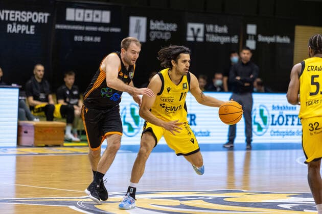 Kevin Smit (Rasta Vechta, 10) Erol Ersek (Tigers Tuebingen, 11) Tigers Tuebingen vs. Rasta Vechta, 2. Basketball Bundesliga, Pro A, Barmer 2 Basketball, 11. Spieltag , Spielzeit 2021 2022, 20.11.2021 Tigers Tuebingen vs Rasta Vechta, 2. Basketball Bundesliga, Pro A, Barmer 2 Basketball, 11. Spieltag, Spielzeit 2021 2022, 20.11.2021 Rottenburg am Neckar Copyright: xNinaxSanderx xEibnerxPressefotox EP_NSR