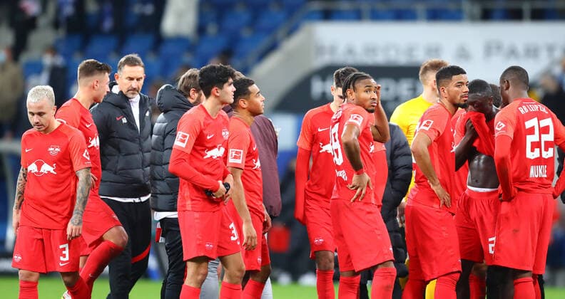 Hoffenheim - RB Leipzig 21.11.2021 Sinsheim, 20.11.2021, PreZero Arena, Fussball, Bundesliga , TSG 1899 Hoffenheim vs. RB Leipzig 2:0 (1:0) , Enttäuschte Leipziger Spieler nach der Niederlage. Im Bild v.l.: Angeli–o Angelino (3, RB Leipzig), Willi Orban (4, RB Leipzig), Co Trainer Achim Beierlorzer, Hugo Novoa (38, RB Leipzig), Tyler Adams (14, RB Leipzig), Christopher Nkunku (18, RB Leipzig), Benjamin Henrichs (39, RB Leipzig) und Nordi Mukiele (22, RB Leipzig). , DFL regulations prohibit any use of photographs as image sequences and or quasi-video. ,