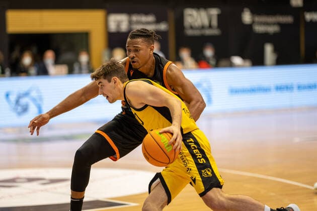 Tyrone Nash (Rasta Vechta, 77) Gianni Otto (Tigers Tuebingen, 10) Tigers Tuebingen vs. Rasta Vechta, 2. Basketball Bundesliga, Pro A, Barmer 2 Basketball, 11. Spieltag , Spielzeit 2021 2022, 20.11.2021 Tigers Tuebingen vs Rasta Vechta, 2. Basketball Bundesliga, Pro A, Barmer 2 Basketball, 11. Spieltag, Spielzeit 2021 2022, 20.11.2021 Rottenburg am Neckar Copyright: xNinaxSanderx xEibnerxPressefotox EP_NSR