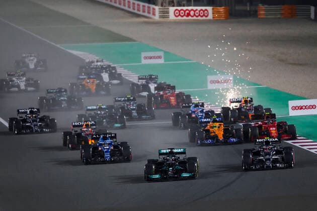 Start of the race, 44 HAMILTON Lewis (gbr), Mercedes AMG F1 GP W12 E Performance, 10 GASLY Pierre (fra), Scuderia AlphaTauri Honda AT02, action during the Formula 1 Ooredoo Qatar Grand Prix 2021, 20th round of the 2021 FIA Formula One World Championship, WM, Weltmeisterschaft from November 19 to 21, 2021 on the Losail International Circuit, in Lusail, Qatar - F1 - QATAR GRAND PRIX 2021 - RACE DPPI Panoramic 00121042_FG0D7952.JPG_