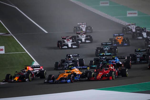 Start of the race,04 NORRIS Lando (gbr), McLaren MCL35M, 55 SAINZ Carlos (spa), Scuderia Ferrari SF21, action during the Formula 1 Ooredoo Qatar Grand Prix 2021, 20th round of the 2021 FIA Formula One World Championship, WM, Weltmeisterschaft from November 19 to 21, 2021 on the Losail International Circuit, in Lusail, Qatar - F1 - QATAR GRAND PRIX 2021 - RACE DPPI Panoramic 00121042_FG0D7959.JPG_