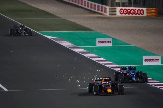 33 VERSTAPPEN Max (nld), Red Bull Racing Honda RB16B, overtakes 14 ALONSO Fernando (spa), Alpine F1 A521, action during the Formula 1 Ooredoo Qatar Grand Prix 2021, 20th round of the 2021 FIA Formula One World Championship, WM, Weltmeisterschaft from November 19 to 21, 2021 on the Losail International Circuit, in Lusail, Qatar - F1 - QATAR GRAND PRIX 2021 - RACE DPPI Panoramic 00121042_FG0D8089.JPG_