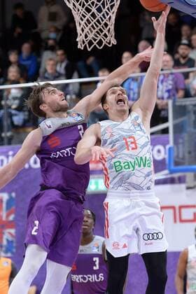 Andreas Obst (FC Bayern Muenchen) (R), Jake Toolson (BG Goettingen) (L) , Basketball, Bundesliga, BBL, BG Goettingen - FC Bayern Muenchen, 21.11.2021, BG Goettingen - FC Bayern Muenchen, Basketball, Bundesliga, GER, BBL, 21.11.2021 Goettingen Copyright: xEibner-Pressefotox-xRolandxSippelx