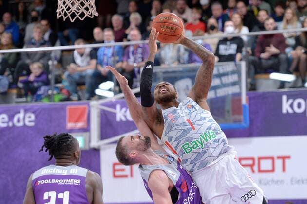 Deshaun Thomas (FC Bayern Muenchen) (am Ball), Harper Kamp (BG Goettingen) (L) , Basketball, Bundesliga, BBL, BG Goettingen - FC Bayern Muenchen, 21.11.2021, BG Goettingen - FC Bayern Muenchen, Basketball, Bundesliga, GER, BBL, 21.11.2021 Goettingen Copyright: xEibner-Pressefotox-xRolandxSippelx