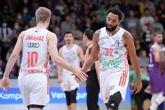 enttaeuscht, frustriert, Emotion ; Darrun Hilliard (FC Bayern Muenchen) (R), Ognjen Jaramaz (NR 10) , Basketball, Bundesliga, BBL, BG Goettingen - FC Bayern Muenchen, 21.11.2021, BG Goettingen - FC Bayern Muenchen, Basketball, Bundesliga, GER, BBL, 21.11.2021 Goettingen Copyright: xEibner-Pressefotox-xRolandxSippelx