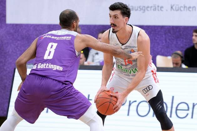 Nihad Djedovic (FC Bayern Muenchen) (am Ball), Akeem Vargas (BG Goettingen) (L) , Basketball, Bundesliga, BBL, BG Goettingen - FC Bayern Muenchen, 21.11.2021, BG Goettingen - FC Bayern Muenchen, Basketball, Bundesliga, GER, BBL, 21.11.2021 Goettingen Copyright: xEibner-Pressefotox-xRolandxSippelx